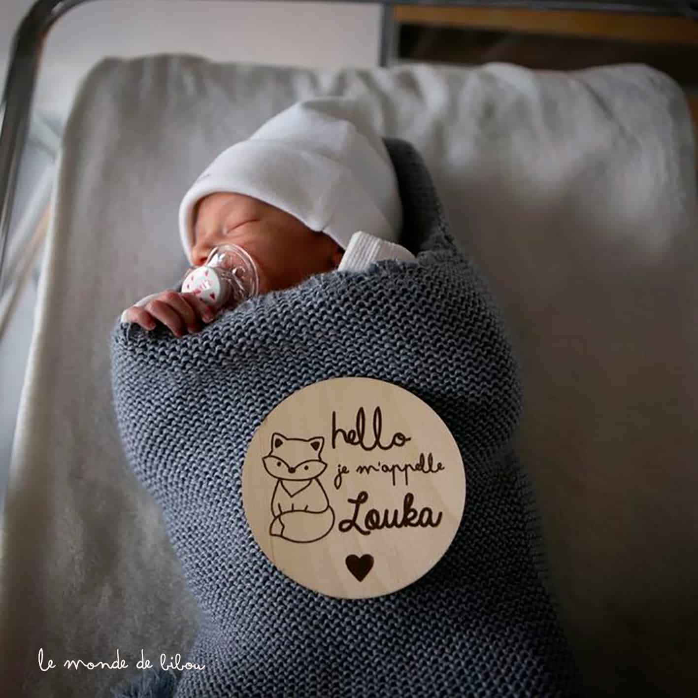 Panneau d'annonce de naissance Mikilon World - Plaque en bois pour le nom  du bébé et les détails de la naissance 