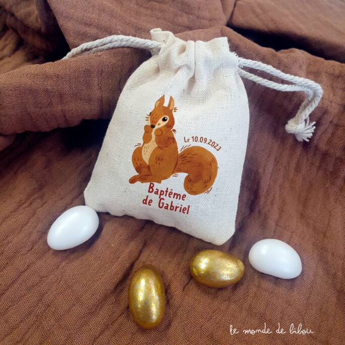 Mini pochon sac à dragées personnalisé thème écureuil. Idéal pour un Baptême, une Communion, Baby Shower ou encore une naissance. Contenant dragées