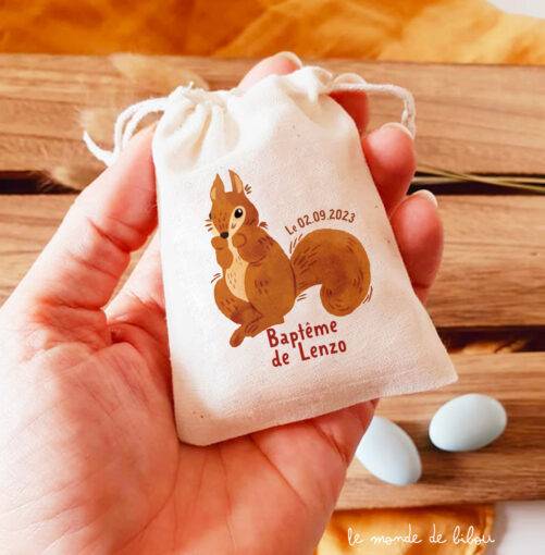 Mini pochon sac à dragées personnalisé thème écureuil. Idéal pour un Baptême, une Communion, Baby Shower ou encore une naissance. Contenant dragées