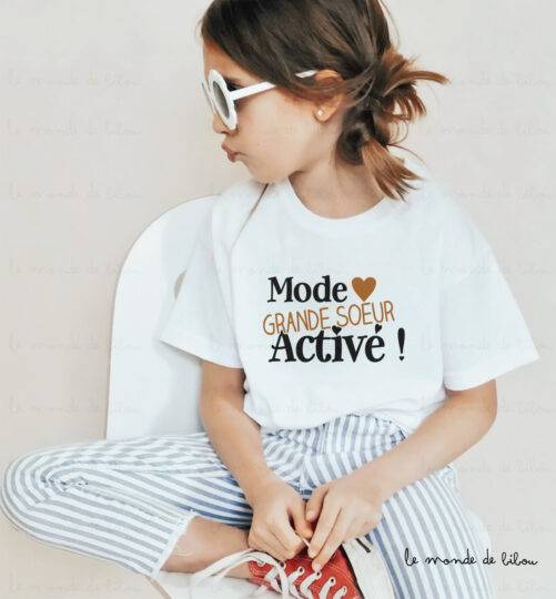 Annoncez la future arrivée d’un bébé avec notre t-shirt "Mode grande sœur/grand frère activé". Confortable et mignon, il est parfait pour marquer cette grande nouvelle avec amour et fierté !