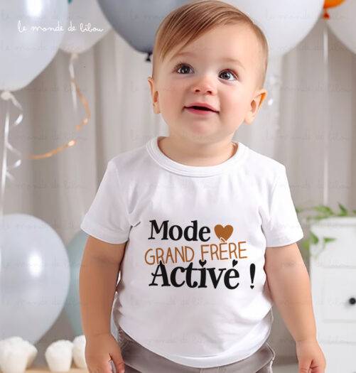 Annoncez la future arrivée d’un bébé avec notre t-shirt "Mode grande sœur/grand frère activé". Confortable et mignon, il est parfait pour marquer cette grande nouvelle avec amour et fierté !