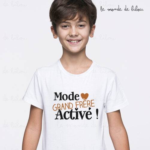 Annoncez la future arrivée d’un bébé avec notre t-shirt "Mode grande sœur/grand frère activé". Confortable et mignon, il est parfait pour marquer cette grande nouvelle avec amour et fierté !